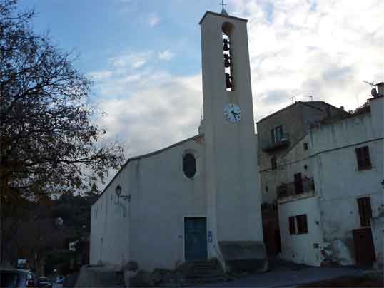 L'église San Sebastianu sur la place du village