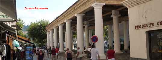 le marché couvert avec ses 16 colonnes à Ile Rousse classé monument historique