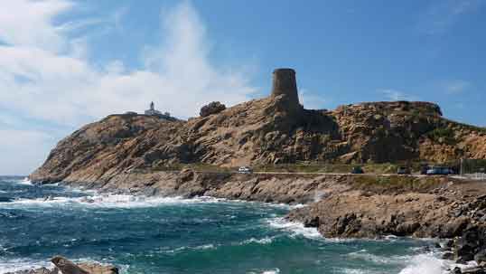 Presqu'île de la Pietra : la tour génoise et le phare